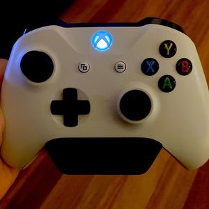 Xbox one controller white Batteries included.